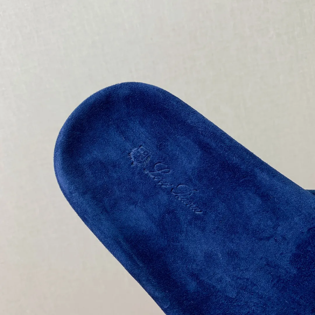 【LP】P:600💰 Size: 39-46 (45.46 can be customized) 【Loro Piana】LP men's slippers. Italian top cashmere is retro, elegant, low-key and luxurious. Both fashionable and practical, the leather is still of the highest quality in the entire network. The upper is silky and smooth. Wear-resistant and highly elastic beef tendon bottom. .